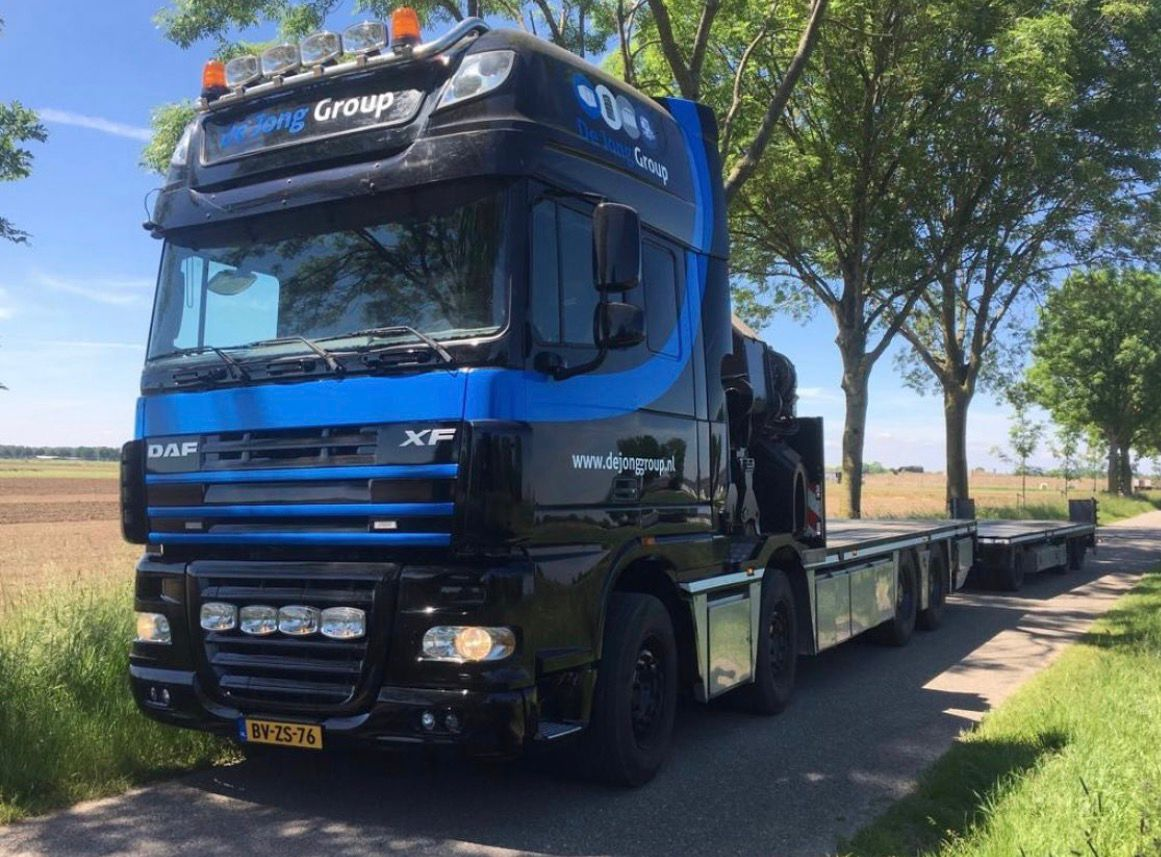 DAF XF van De Jong Group met aanhanger op een landweg