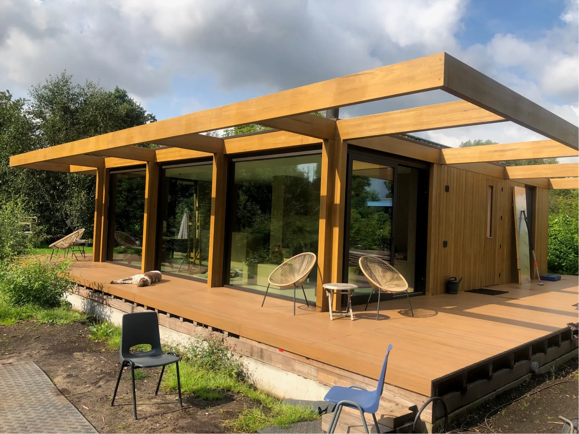 Houten paviljoen met overstek en glazen puien rondom