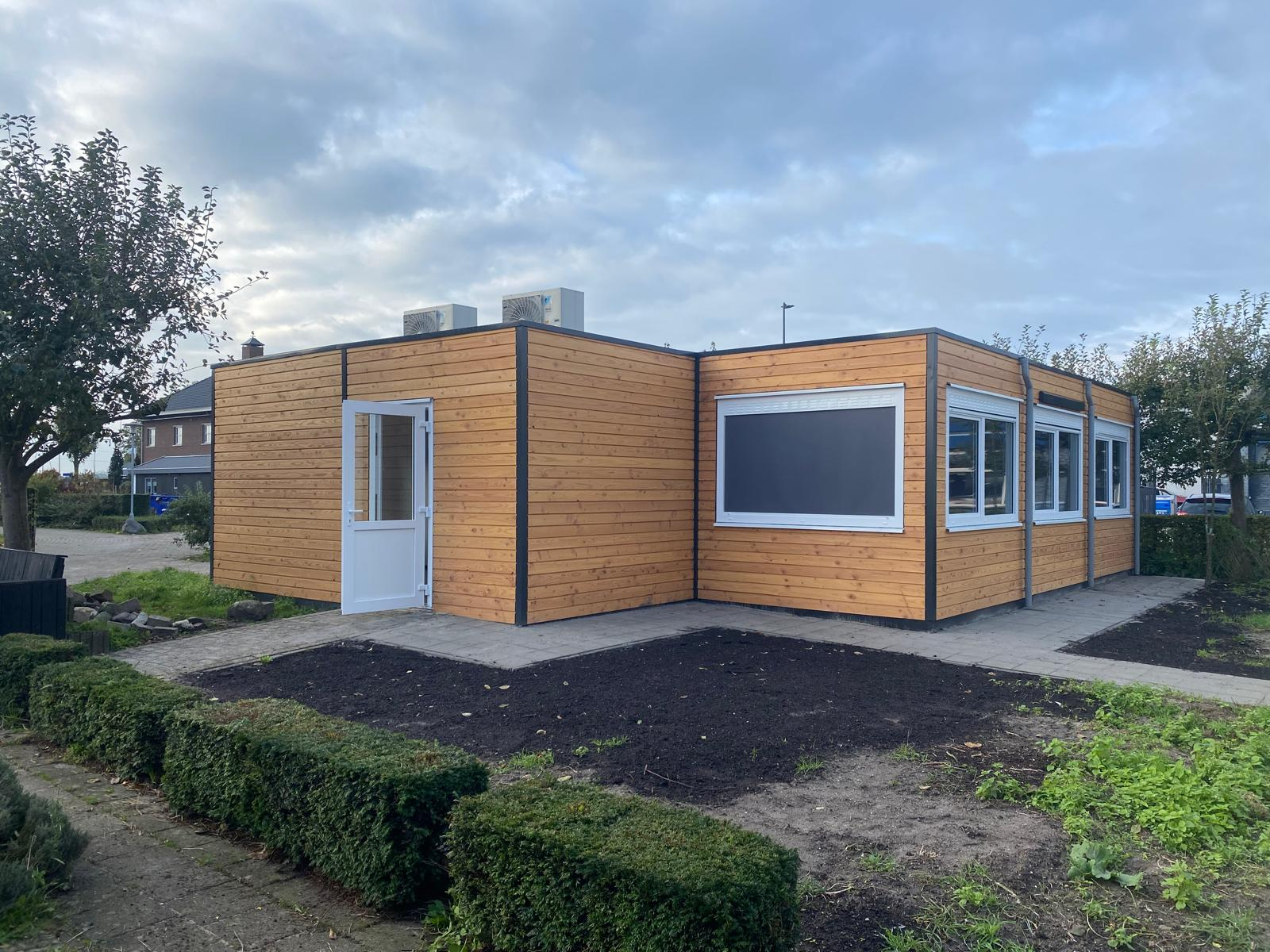 Unitgebouw met houten gevel ingericht als klaslokalen