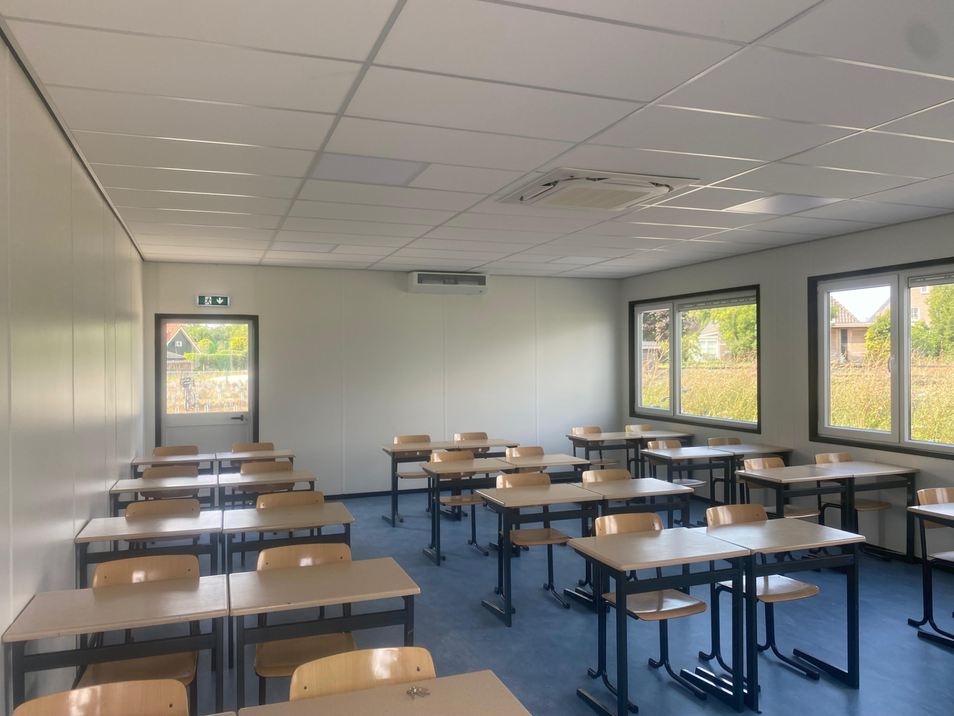 Ingericht klaslokaal in een unit met schoolmeubilair